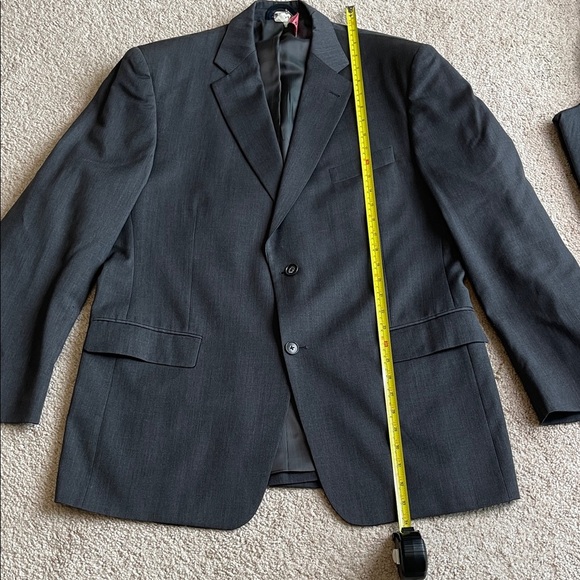 Roundtree & Yorke Dark Gray Suit - Picture 2 of 10